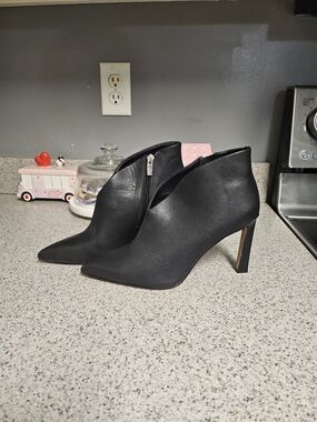 Vince Camuto Black Pointed-Toe Ankle Booties with Side Zip